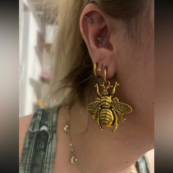 Vintage Antique Bee Lucky Gold Earrings - Picture 17 of 17